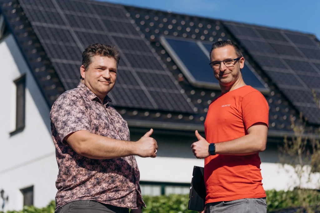 xolartec.de_Solaranlagen_PV_nachhaltiges Zuhause_ Zwei Männer vor einem Haus mit Solaranlagen_Rechts-Geschäftsführer Michel Neid