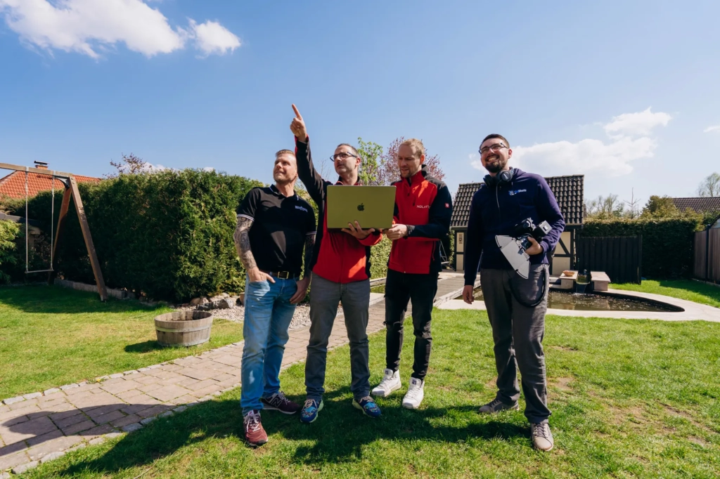 xolartec.de_Solaranlagen_PV_nachhaltiges Zuhause_Das Team von Xolartec bespricht sich mit dem Hausherrn