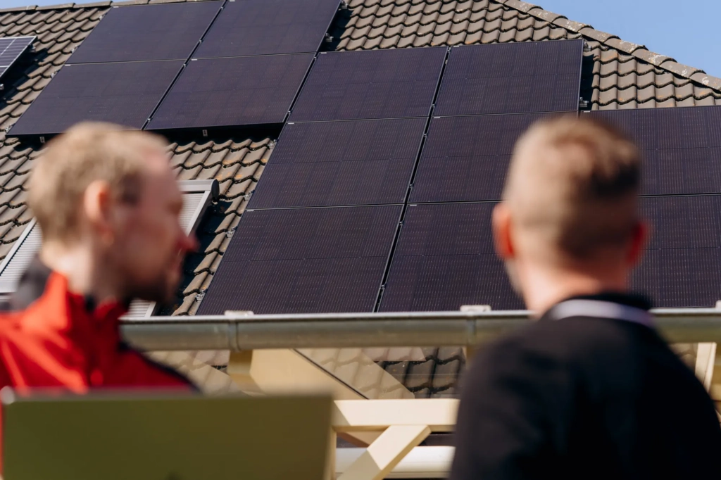 xolartec.de_Solaranlagen_PV_nachhaltiges Zuhause_Zwei Männer vor einem Haus mit Solarpanels_links-Norman Schilling